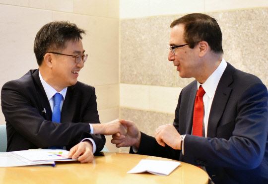 김동연 부총리 겸 기획재정부 장관(왼쪽)이 21일(현지시간) 미국 워싱턴DC에 위치한 IMF(국제통화기금) 본부에서 스티브 므뉘신 미 재무장관을 접견하고 있다. 김 부총리는 외환시장 개입 공개와 관련해 &quot;점진적이면서 연착륙을 추진할 것&quot;이라고 말했다.  기획재정부 제공